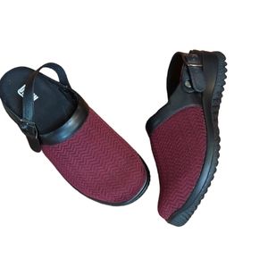 Drew Savannah comfy women's clogs  Burgundy. NWOB. Size 8 1/2